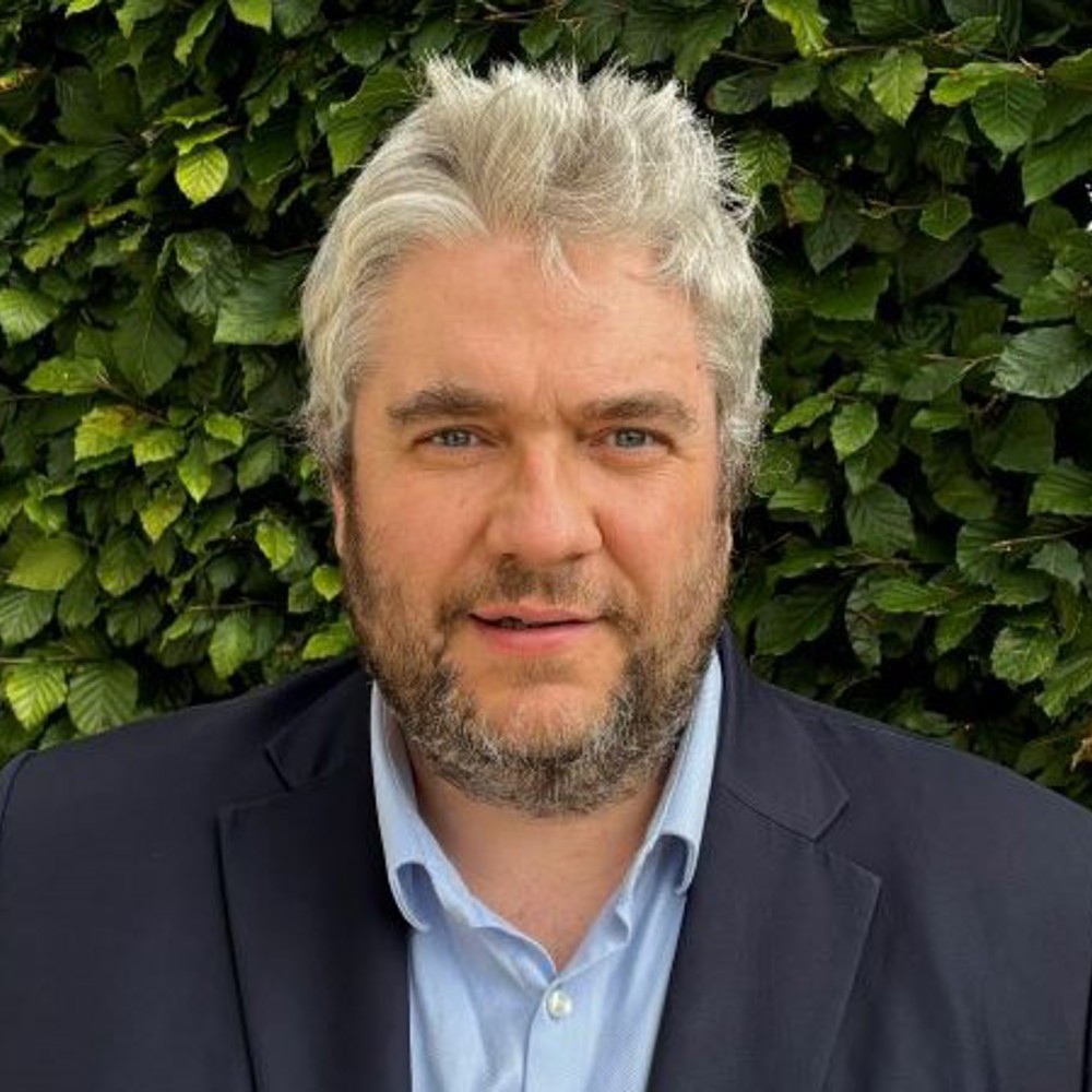 Headshot of Professor Robert Thomson FREng