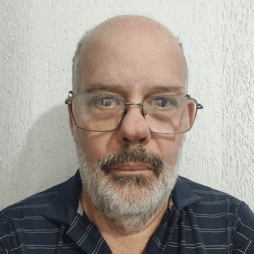 Headshot of Dr Fernando Vaz.