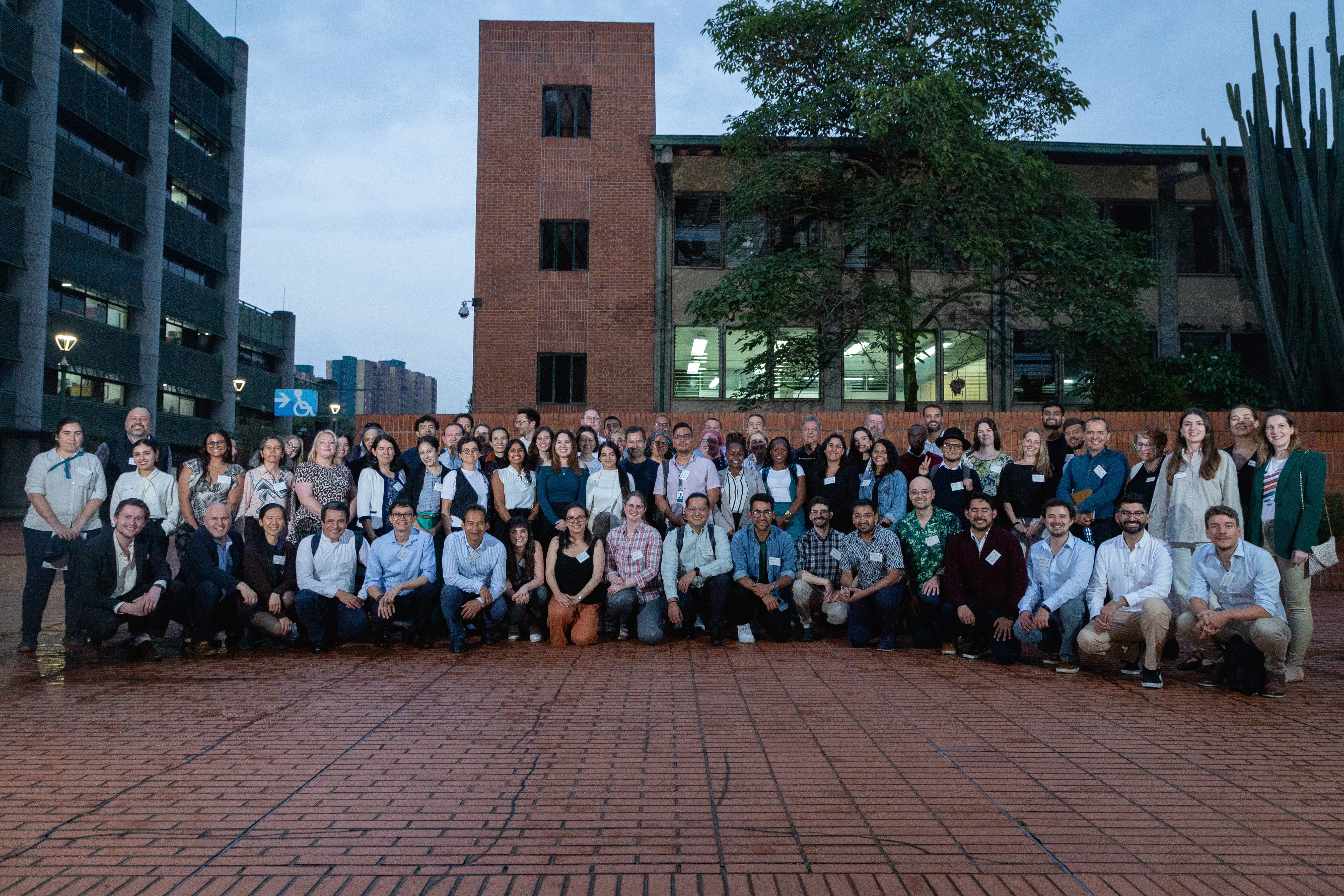 Group photo of all delegates in front of the UdeA building