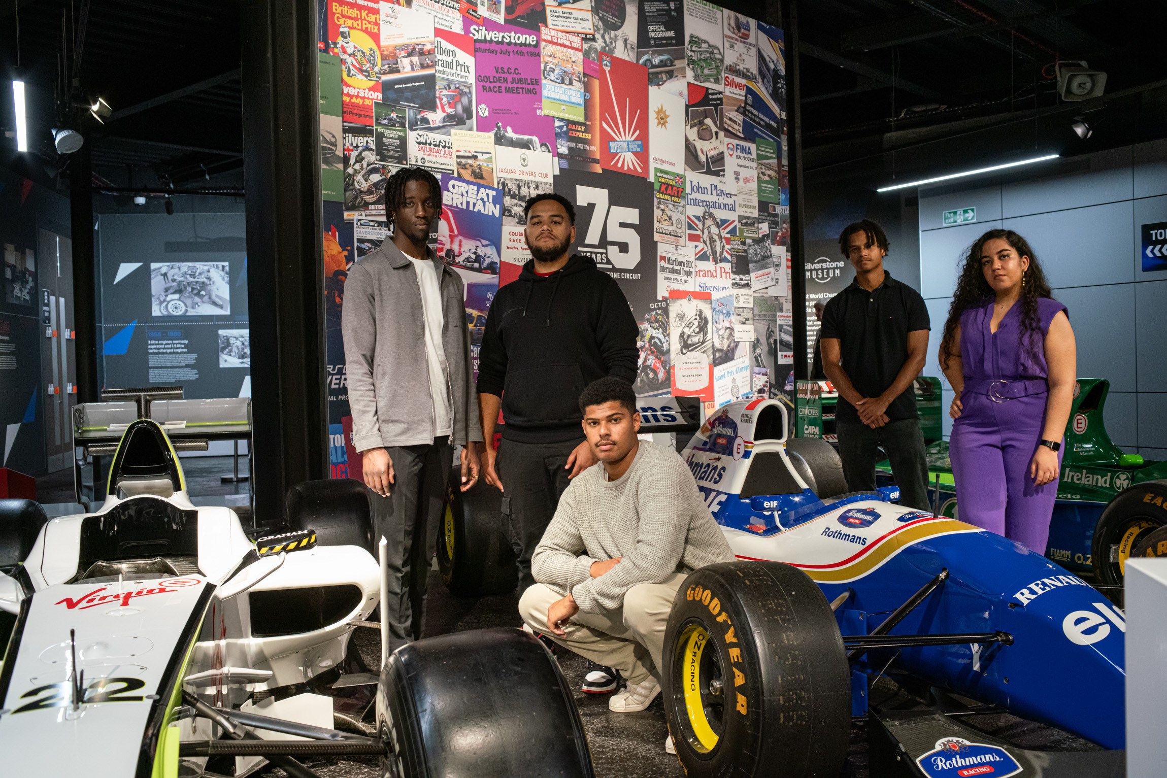 The five motorsport awardees with a racecar