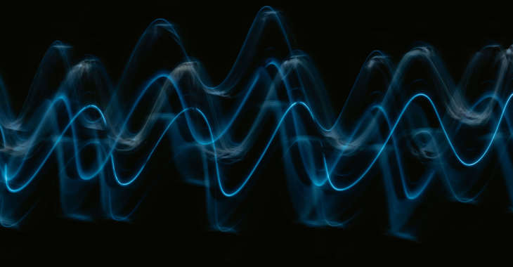 A waveform in blue on a black background - Michael Dziedzic Gloktmd9pp8 Unsplash