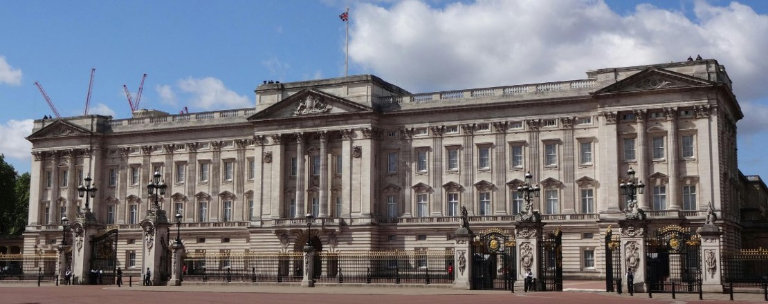 A picture of Buckingham Palace against a blue sky background